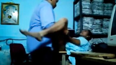 सरकारी दफ्तर में साहब और असिस्टेंट लड़की की रिस्की चुदाई