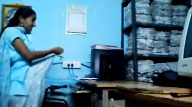 सरकारी दफ्तर में साहब और असिस्टेंट लड़की की रिस्की चुदाई