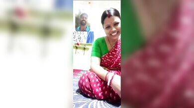 सिंदूर लगाई भाभी ने वीडियो कॉल पर साड़ी उठाकर लवर को दिखाई चूत और गांड