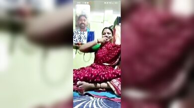 सिंदूर लगाई भाभी ने वीडियो कॉल पर साड़ी उठाकर लवर को दिखाई चूत और गांड