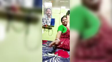 सिंदूर लगाई भाभी ने वीडियो कॉल पर साड़ी उठाकर लवर को दिखाई चूत और गांड