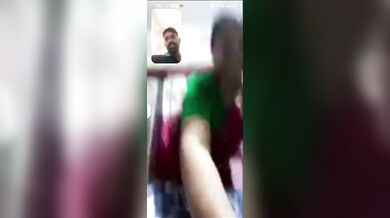 सिंदूर लगाई भाभी ने वीडियो कॉल पर साड़ी उठाकर लवर को दिखाई चूत और गांड