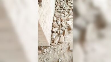 बंजर मकान में चुदाई करता कपल पकड़ा गया