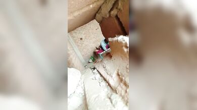 बंजर मकान में चुदाई करता कपल पकड़ा गया