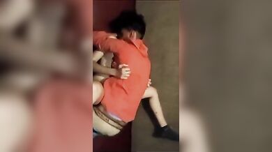 अपनी खूबसूरत सहेली की चुदाई करते दो लफंगे (हिंदी ऑडियो)