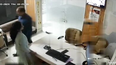 डॉक्टर ने केबिन में चोदी पेशेंट की बीवी (सीसीटीवी वीडियो)