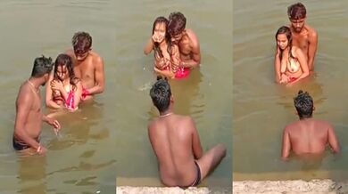 गाँव की जवान लड़की नदी मे लड़को के साथ नंगी नाहा रही है