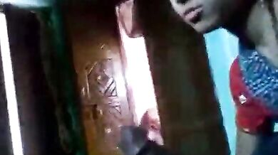 दरवाजा खुला छोड़ बीवी ने चूसा पति का लंड