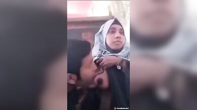 बुर्का उठाकर आशिक को अपने मम्में चुसाए