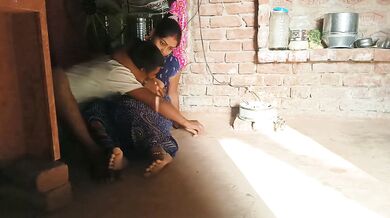 सुंदर देहाती साड़ी वाली भाभी की चुदाई की पड़ोसी ने