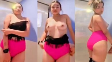 गुलाबी पैंटी पहनी सेक्सी गर्ल ने दिखाई अपने बिग बूब्स