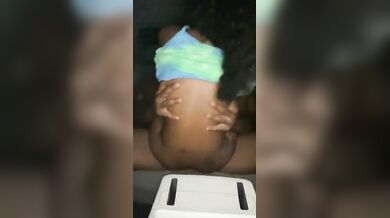 ब्लैक चिक ने कार में चोदा काला खड़ा लोड़ा